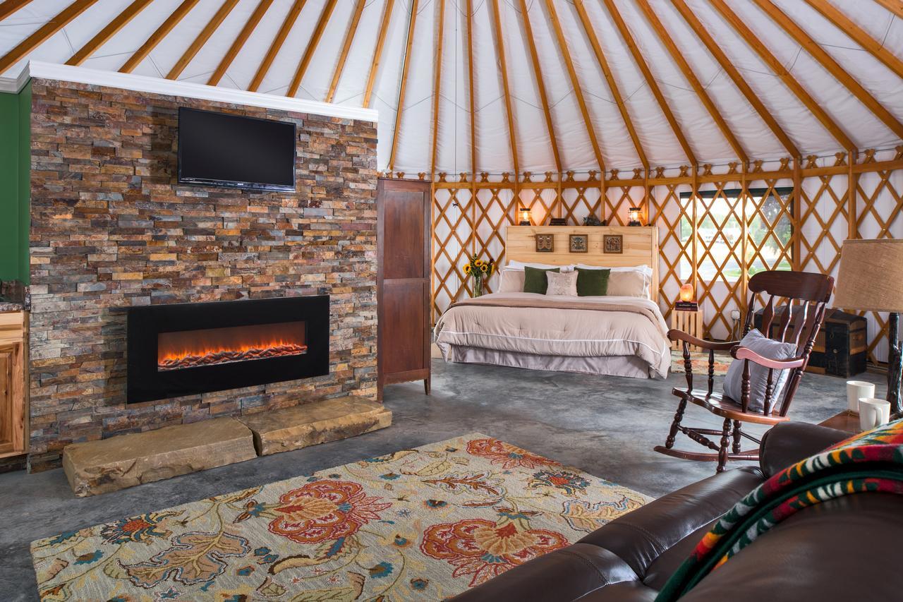Yale Manor B&B & Yurt Glamping Exterior foto