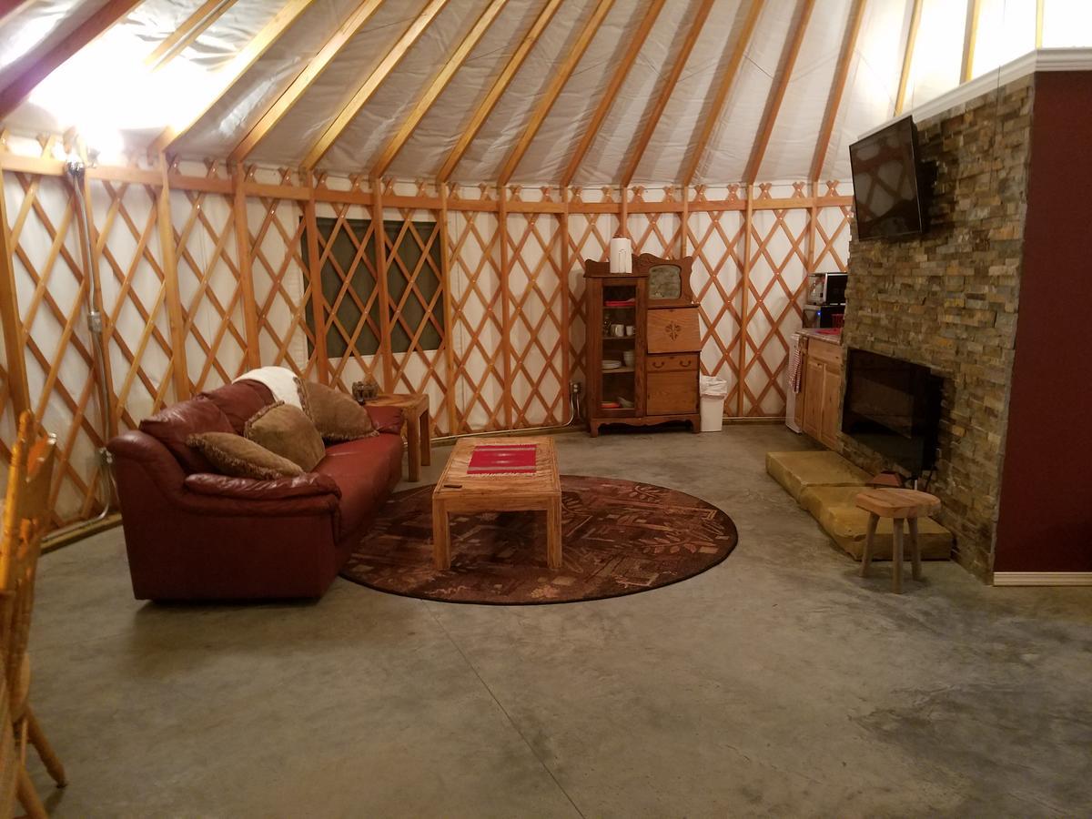 Yale Manor B&B & Yurt Glamping Exterior foto